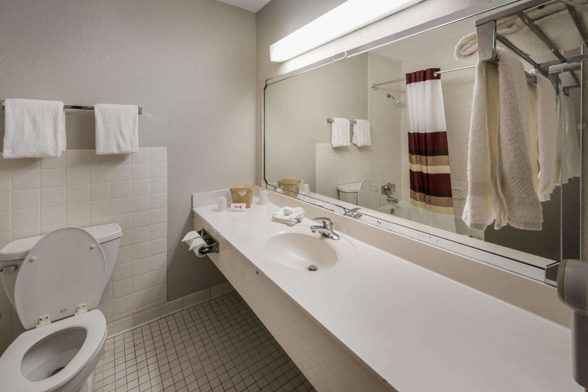 Red Roof Inn Dumfries-Quantico Bagian luar foto